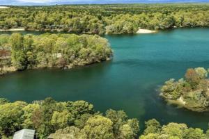 una vista aerea di un fiume con alberi e acqua di Cape Cod Retreat with Beach Access a Falmouth