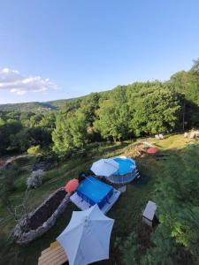 uma vista aérea de um grupo de tendas num campo em Domaine Mas de Galy em Saujac