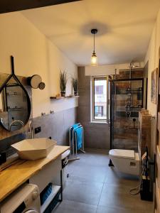 a bathroom with a sink and a toilet at Azzurro apartamento Calabria in Marina di Strongoli
