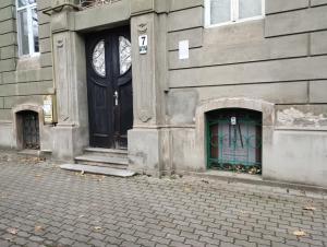 budynek z drzwiami z zegarem w obiekcie Casa Antonia w mieście Timişoara