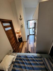 a bedroom with a bed and a wooden floor at Azzurro apartamento Calabria in Marina di Strongoli