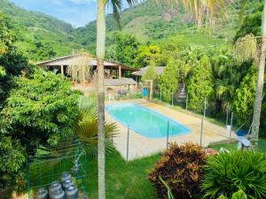 eine Draufsicht auf einen Swimmingpool in einem Resort in der Unterkunft Ferrari Casa Nostra in Santa Teresa