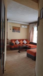uma sala de estar com um sofá e uma mesa em Apartment Zhemchuzhina Ureki em Ureki