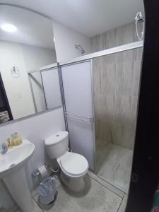 uma casa de banho com um chuveiro, um WC e um lavatório. em Apto 101 em Cúcuta