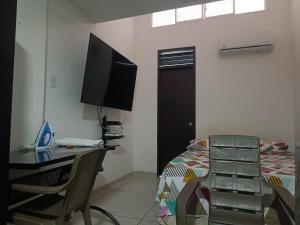 Schlafzimmer mit einem Schreibtisch, einem Computer und einem Bett in der Unterkunft Apto 101 in Cúcuta