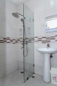 y baño con ducha y lavamanos. en Hotel Cataleya Bavaro, en Punta Cana