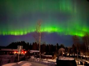 una imagen de la aurora boreal en el cielo en Linda's Apartment, en Sörsjön