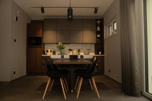 a kitchen with a table and chairs in a room at Moderne Wohnung mit Panorama in Schneppenbach