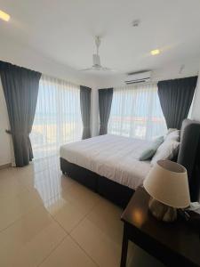 Ένα ή περισσότερα κρεβάτια σε δωμάτιο στο ESTA - Sea View Luxury Beach Apartment +16 φωτογραφίες