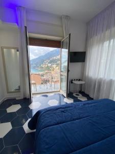ein Schlafzimmer mit einem Bett und einem großen Fenster in der Unterkunft Hotel Vietri Coast in Vietri