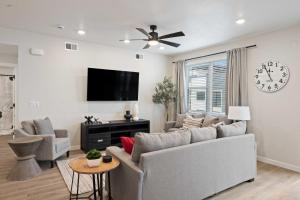 een woonkamer met een bank en een flatscreen-tv bij Desert Disney condo in Atkinville