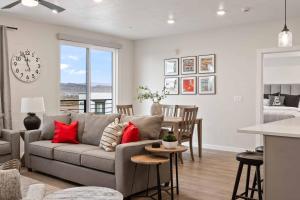 een woonkamer met een bank en een keuken met een tafel bij Desert Disney condo in Atkinville