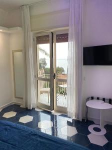 TV a/nebo společenská místnost v ubytování Hotel Vietri Coast