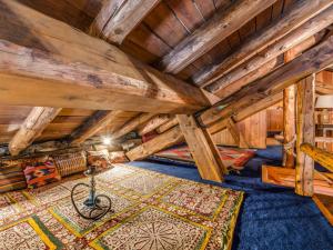 Cette chambre mansardée dispose de plafonds en bois et d'un tapis. dans l'établissement Chalet Val-d'Isère, 6 pièces, 12 personnes - FR-1-519-32, à Val dʼIsère