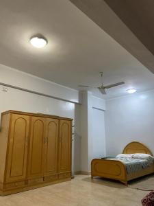 ein Schlafzimmer mit einem Bett und einer Decke in der Unterkunft Luxorya hotel apartment in Nag` Naqsha