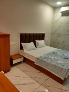 A bed or beds in a room at HOTEL JANTA INN
