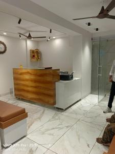 a room with a counter and a glass wall at HOTEL JANTA INN in Vapi