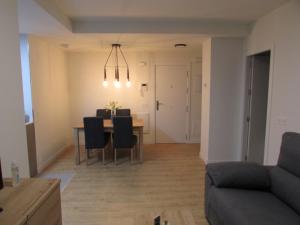 een woonkamer met een eettafel met stoelen bij VUT Mar de Llanes in Llanes