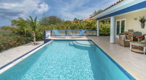 Kolam renang di atau dekat dengan Dolphin House Coral Estate