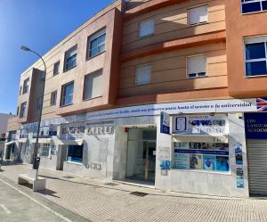 un edificio en una calle en frente en Apartamento Liru Bormujos 2, a 5 minutos de Sevilla, en Bormujos