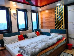 Un pat sau paturi într-o cameră la Hotel Prem Shanti Inn