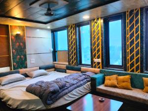 Un pat sau paturi într-o cameră la Hotel Prem Shanti Inn