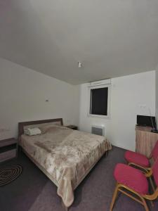 BouconvillersにあるAladin resortのベッドルーム1室(ベッド1台、赤い椅子付)