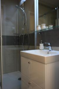 y baño con lavabo y ducha. en Apartament Deluxe, en Ustronie Morskie