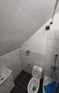 y baño con aseo y lavamanos. en Charmed HomeStay - Zaczarowany, en Varsovia