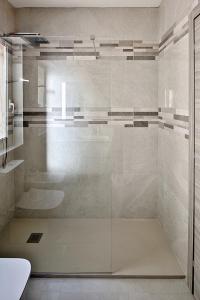 y baño con ducha de cristal y lavabo. en Cicolombo, en Santo Stefano al Mare