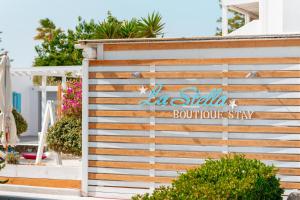 ein Schild an der Seite eines Gebäudes in der Unterkunft La Stella Stay in Glastros + 108 Fotos