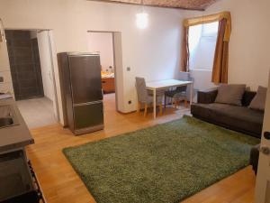 uma sala de estar com um sofá e uma mesa em Old Central 2-room souterrain flat em Brno