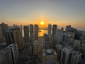 Luxury Apartment 2BD 120m2 Al Majaz PS5, Pool, View Khalid Lac