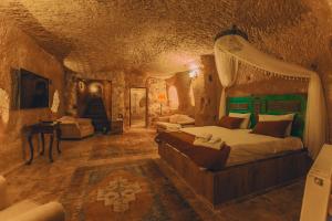 Un dormitorio con una cama en una cueva en Zula Cave House, en Ürgüp