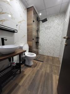 une salle de bain avec toilettes, lavabo et douche dans l'établissement KS Rooftop 180°, à Bansko