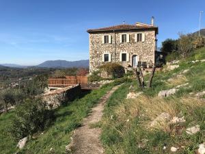 una casa in pietra su una collina con una strada sterrata di House near Rome with Beautiful Views and Pool a Piglio