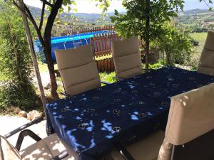 House near Rome with Beautiful Views and Pool في Piglio: طاولة وكراسي مع غطاء الطاولة الزرقاء