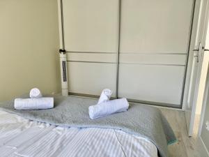 duas toalhas sentadas numa cama num quarto em Nadmorski Chill - Comfy Apartments em Gdansk