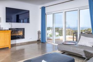 TV a/nebo společenská místnost v ubytování Villa Céu Do Sul