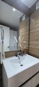 een badkamer met een wastafel en een spiegel bij MC Suite 1 Norte in Antofagasta