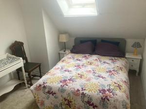 Un pat sau paturi într-o cameră la Maison d'hôtes Petit Coin de Paradis