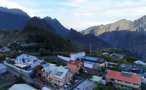 Vista general de una montaña o vista desde la casa de huéspedes