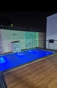 a large pool with blue water in a room at casa entero piscina privada in Aparecida de Goiania