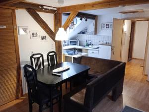 una cucina e una sala da pranzo con tavolo e sedie di Ferienwohnung Schaeferhof, die Natur vor der Haustüre a Cottbus