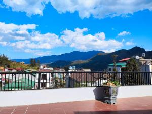 een balkon met uitzicht op de bergen bij Apricot Garden Hotel in Sa Pa