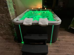 Fotografie z fotogalerie ubytování Villa Anna - 4 bedrooms, 4 bathrooms, heated pool, jacuzzi v destinaci Kornić