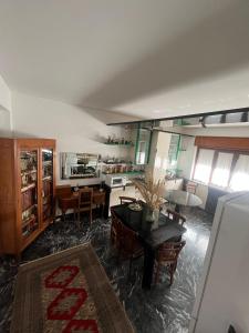 eine Küche und ein Wohnzimmer mit einem Tisch und Stühlen in der Unterkunft CASA ZANON in Quattromiglio