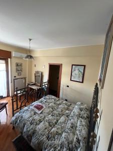 Schlafzimmer mit einem Bett, einem Tisch und Stühlen in der Unterkunft CASA ZANON in Quattromiglio