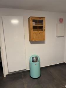 une poubelle dans une pièce avec une armoire dans l'établissement Souterrain Appartement Köln Heimersdorf, à Cologne