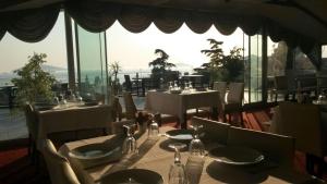 A restaurant or other place to eat at Island Hotel